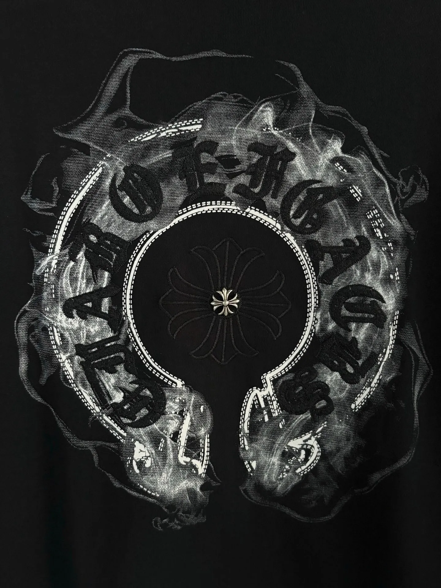 P250 [High Quality] Chrome Hearts Embroidered Horseshoe Rivets🪡+Watermark Letters‼ ️Round neck sweatshirt *Customized 420g terry cotton fabric, soft, skin-friendly and comfortable *Embroidery process: front horseshoe print + rivet embroidery *A very simple and elegant classic continuation. It is unparalleled in terms of upper body comfort, interpreting your luxury and taste, and creating your fashion style and charm. Three complete standards. Same style for men and women. 𝐂𝐎𝐋𝐎𝐔𝐑: Black/White 𝐒𝐈𝐙𝐄: S-XL